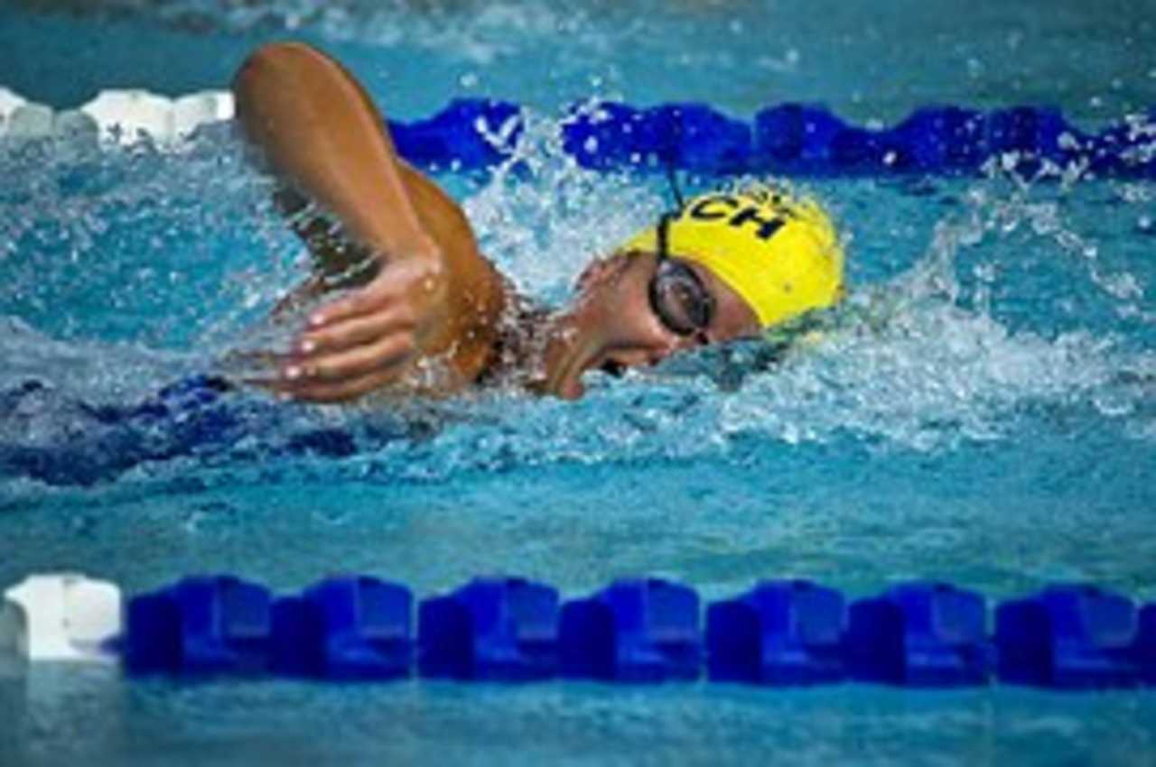 Can you swim or wear contact lenses in the swimming pool?