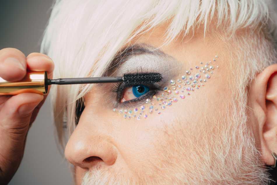 How to protect your eyes and contact lenses when using makeup?