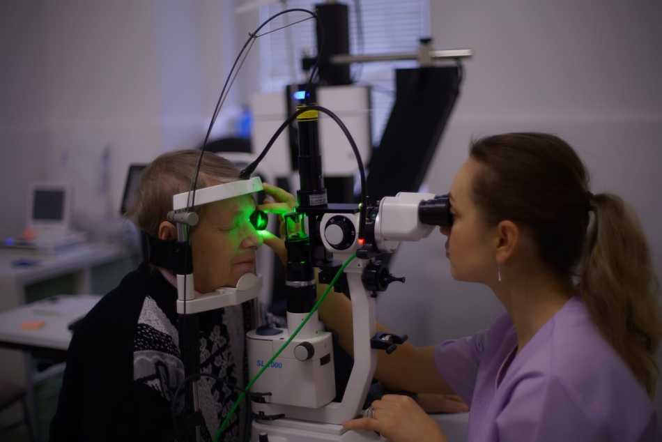Common contact lens problems and who to contact