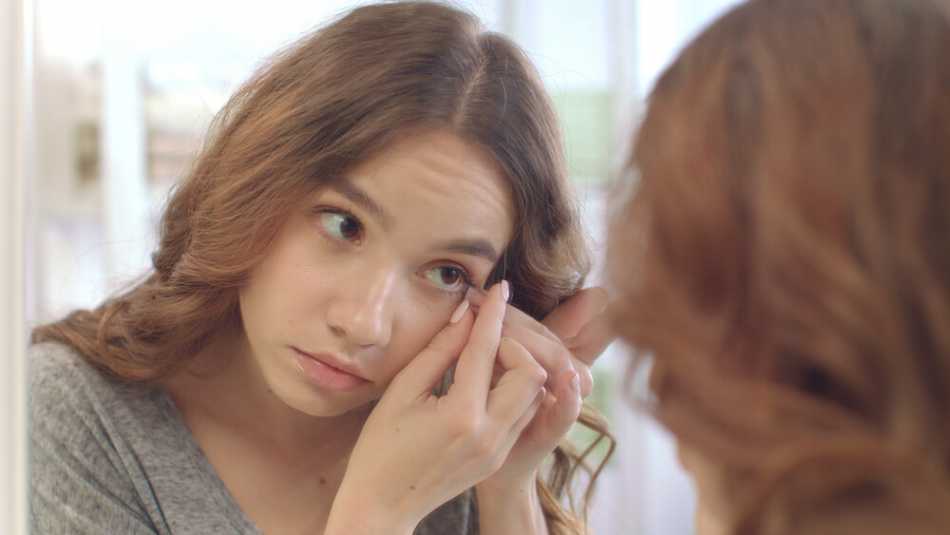 How Do I Remove My Contact Lenses
